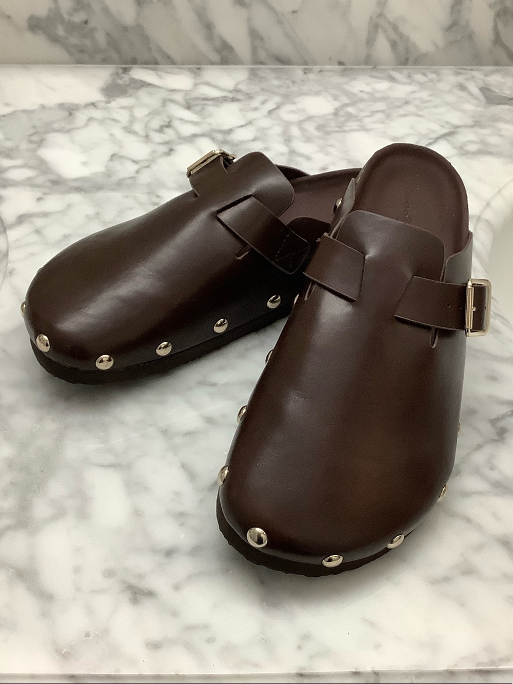Universal Thread clogs with studs 8.5